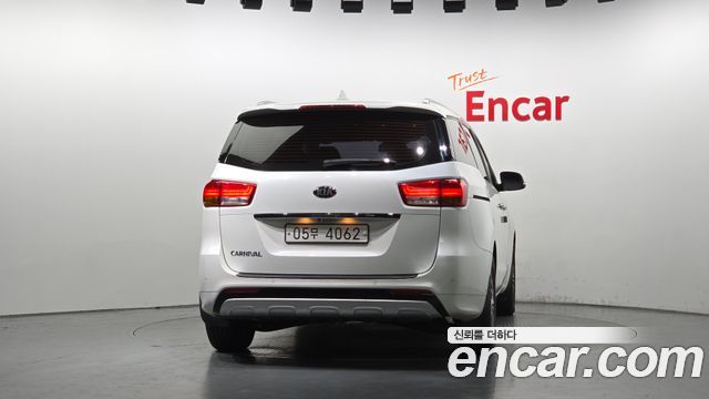 Kia Canival 9-seater Luxury — photo 1 of 20