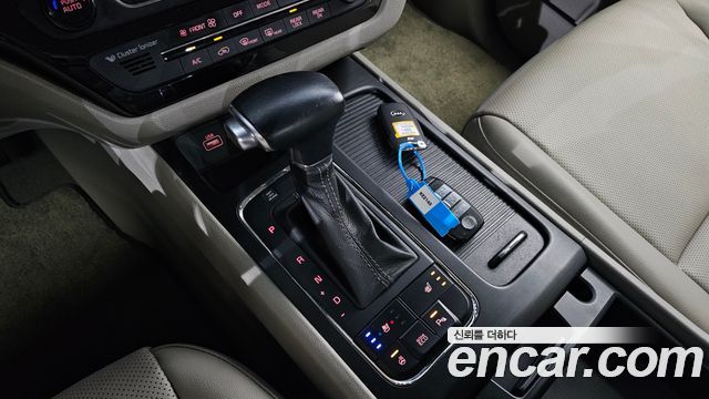 Kia Canival 11-seater Luxury — photo 1 of 33