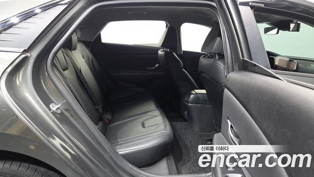 Hyundai AVANTE 1.6 — photo 1 of 30