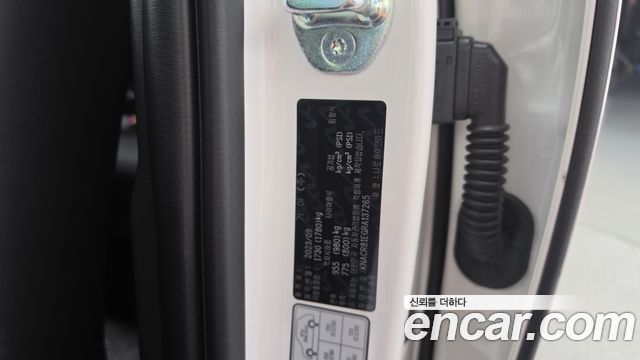 Kia Niro Prestige — photo 1 of 38
