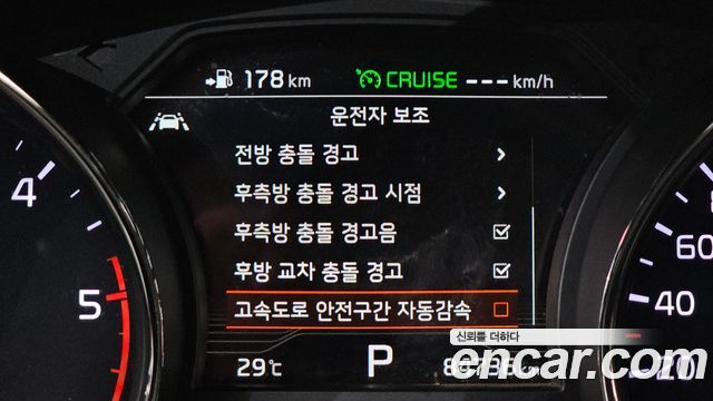 Kia Canival 7-Seater Limousine — photo 1 of 35
