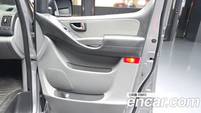 Hyundai Starex Van 3-Seater — photo 1 of 30