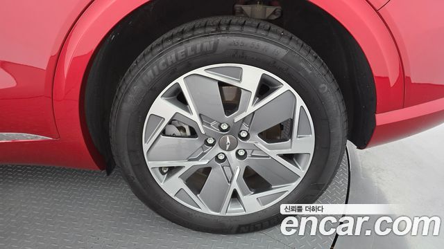 Genesis GV70 e-AWD — photo 1 of 30