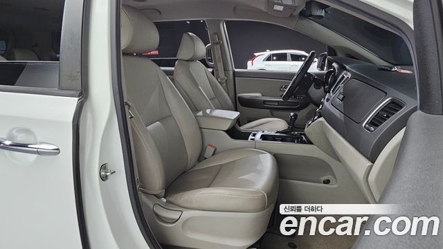 Kia Canival 9-seater Luxury — photo 1 of 31