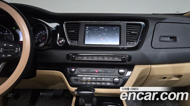 Kia Canival 9-seater Prestige — photo 1 of 36