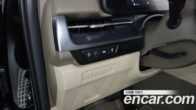 Kia Canival Diesel 7-Seater Hi-Limousine — photo 1 of 36