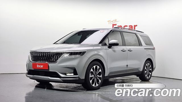 Kia Canival Gasoline 9-Seater Prestige — photo 1 of 32