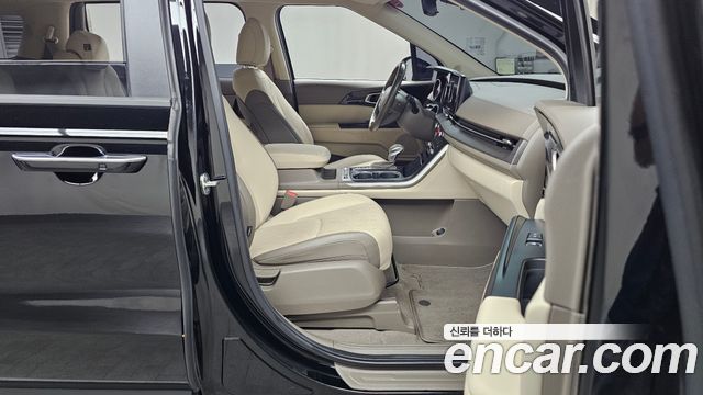 Kia Canival Gasoline 9-Seater Prestige — photo 1 of 30