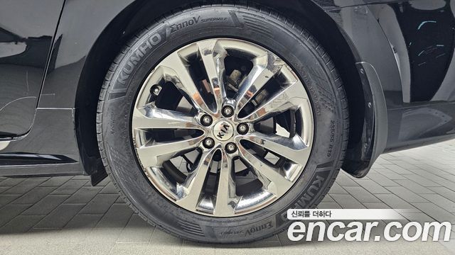 Kia Canival 9-seater Prestige — photo 1 of 30