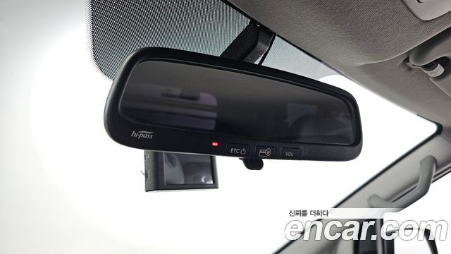 Hyundai Starex Van 5-Seater — photo 1 of 33