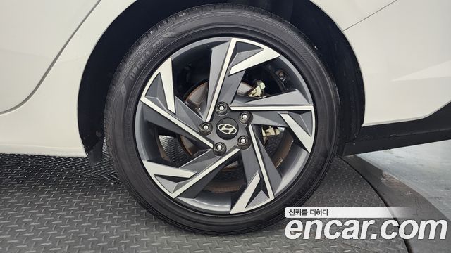 Hyundai AVANTE 1.6 — photo 1 of 32