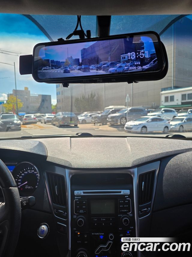 Hyundai Sonata 2.0 — photo 1 of 14