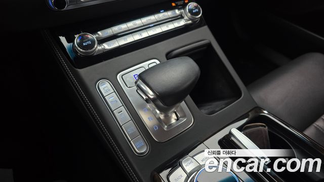 Genesis G90 3.8 AWD — photo 1 of 34