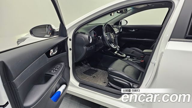 Kia K3 1.6 — photo 1 of 26