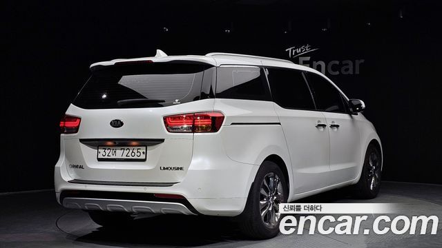Kia Canival 7-seater Limousine — photo 1 of 20