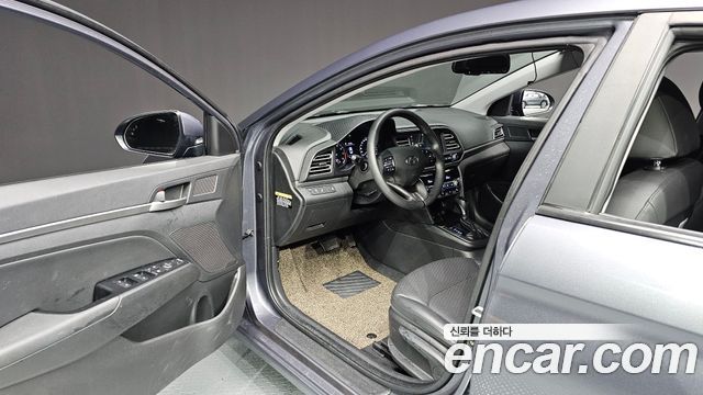 Hyundai AVANTE 1.6 — photo 1 of 20