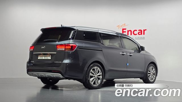 Kia Canival 7-seater Limousine — photo 1 of 20