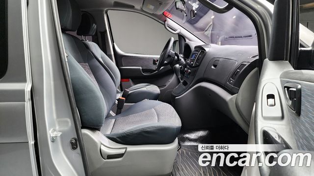 Hyundai Starex 5-Seater VAN — photo 1 of 20
