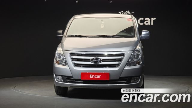 Hyundai Starex 12-Seater Wagon — photo 1 of 20