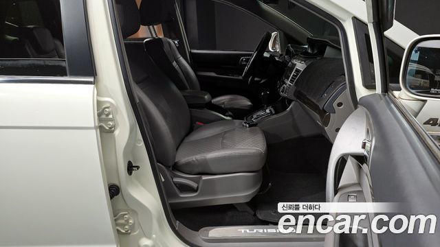 2016 KG_Mobility_Ssangyong KORANDO 4WD Chateau 11-seater, photograph 4