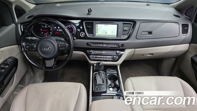 Kia Canival 9-seater Prestige — photo 1 of 20