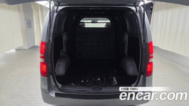 Hyundai Starex 5-Seater VAN — photo 1 of 20
