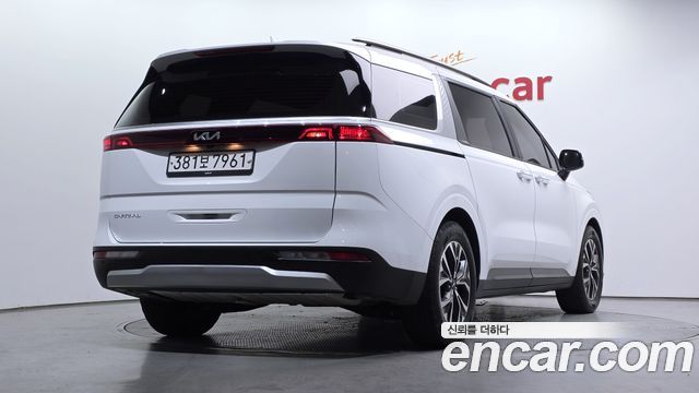 Kia Canival Gasoline 9-Seater Prestige — photo 1 of 20