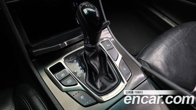 Hyundai Grandeur Premium — photo 1 of 32