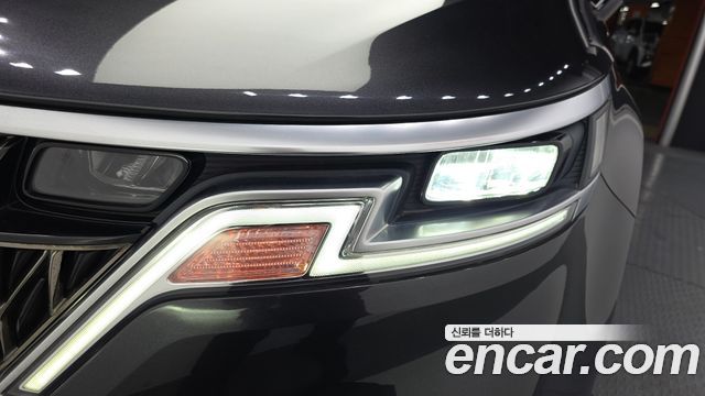 Kia Canival Gasoline 7-Seater Noblesse — photo 1 of 35