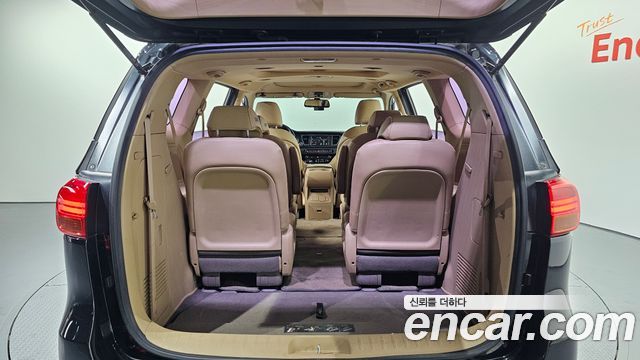 Kia Canival 9-seater Luxury — photo 1 of 20