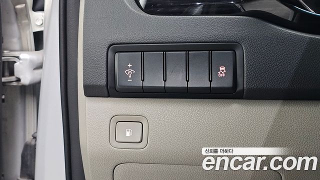Kia Canival 9-Seater Prstige — photo 1 of 31