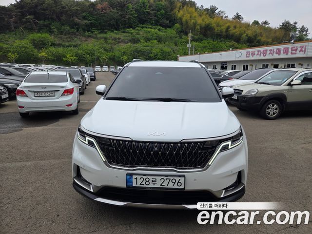 Kia Canival Diesel 9-Seater Signature — photo 1 of 14