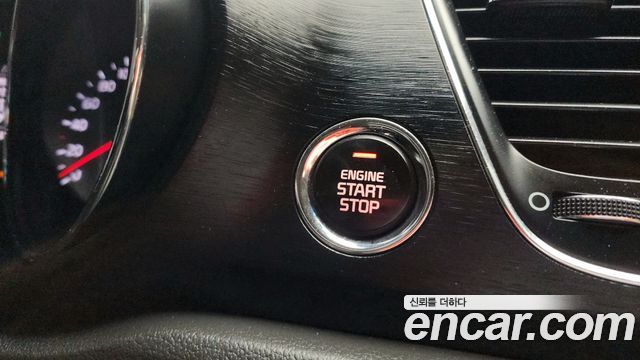 Kia Canival 9-seater Luxury — photo 1 of 31