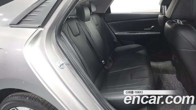 Hyundai AVANTE 1.6 — photo 1 of 20
