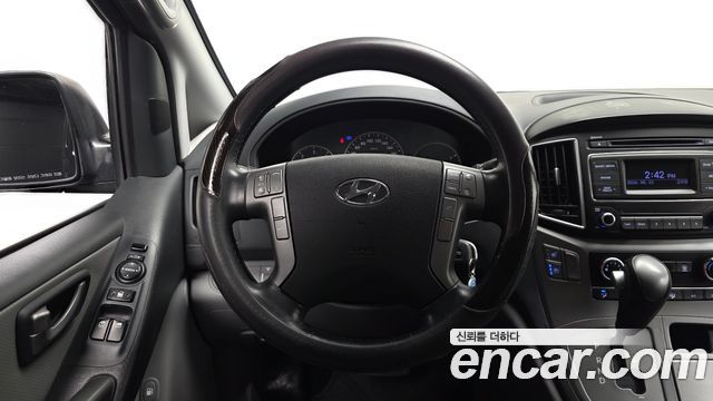Hyundai Starex 5-Seater VAN — photo 1 of 20