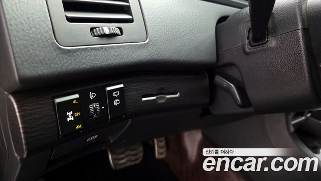 KG_Mobility_Ssangyong KORANDO 4WD Chateau 9-seater — photo 1 of 32