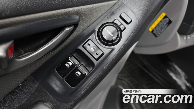 2018 Hyundai Starex 4WD Wagon 12-Seater, photograph 2
