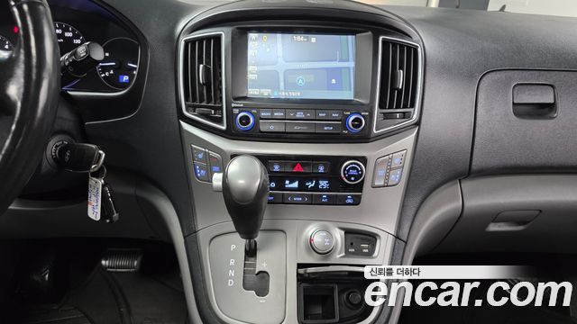 2018 Hyundai Starex 4WD Wagon 12-Seater, photograph 3