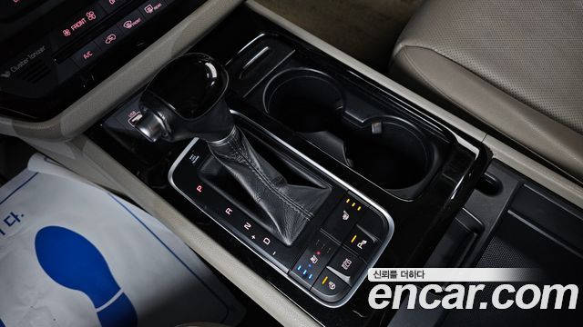 Kia Canival 9-seater Prestige — photo 1 of 20