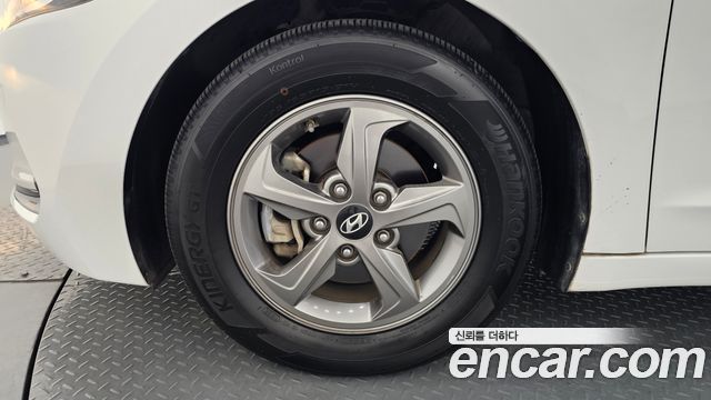 Hyundai AVANTE 1.6 GDI Smart — photo 1 of 31