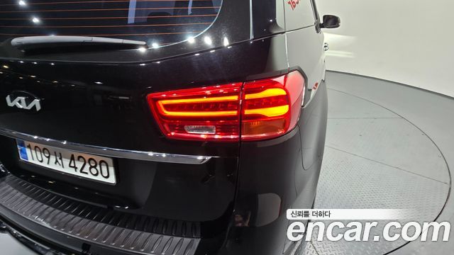 Kia Canival 9-Seater Prstige — photo 1 of 32