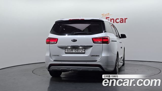 Kia Canival Gasoline 7-seater Limousine — photo 1 of 20