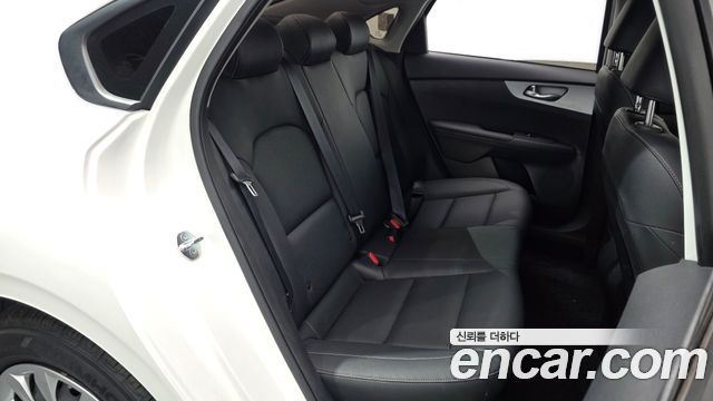 Kia K3 1.6 — photo 1 of 20