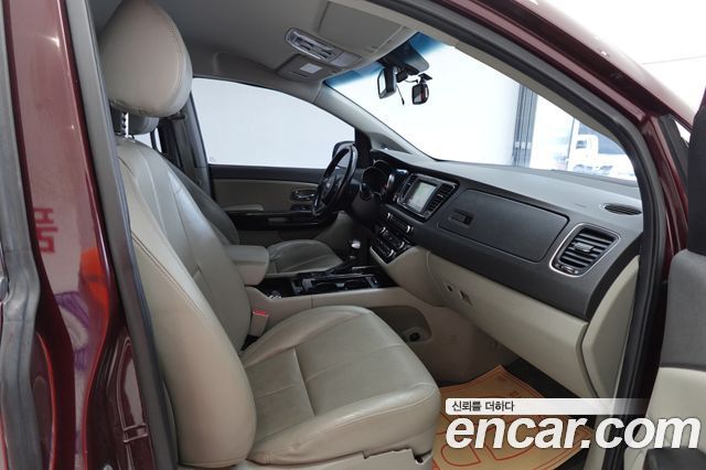 Kia Canival 7-seater Limousine — photo 1 of 20