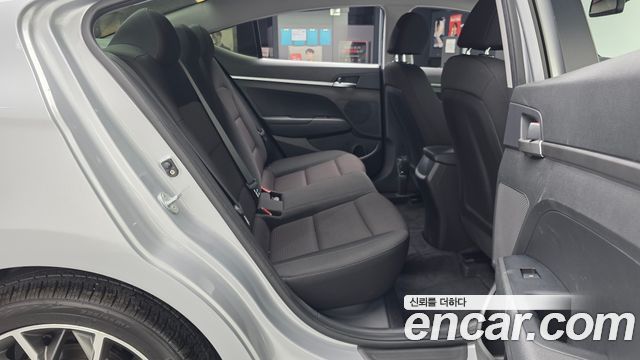 Hyundai AVANTE 1.6 — photo 1 of 20