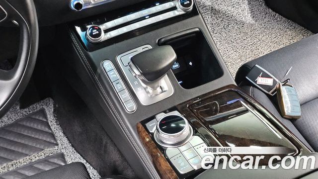 Genesis G90 3.3 T AWD — photo 1 of 34