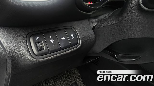 Hyundai Venue 1.6 Flux — photo 1 of 30