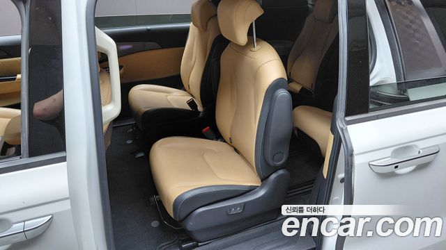 Kia Canival Gasoline 9-Seater Signature — photo 1 of 35