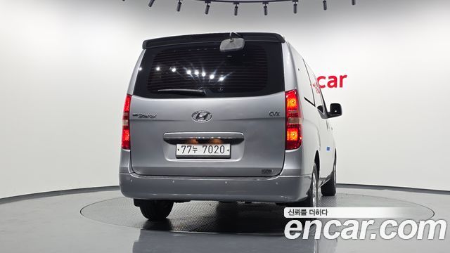 Hyundai Starex 12-Seater Wagon — photo 1 of 20