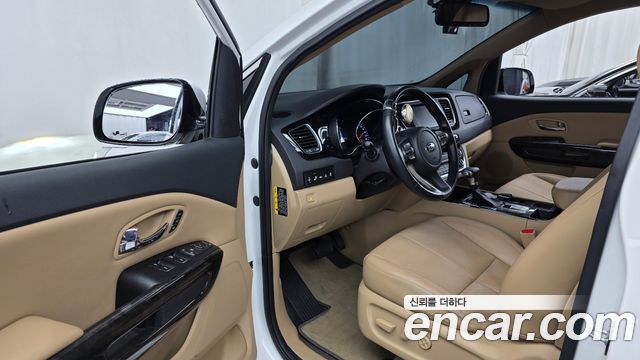Kia Canival 9-Seater Hi-Limousine — photo 1 of 32